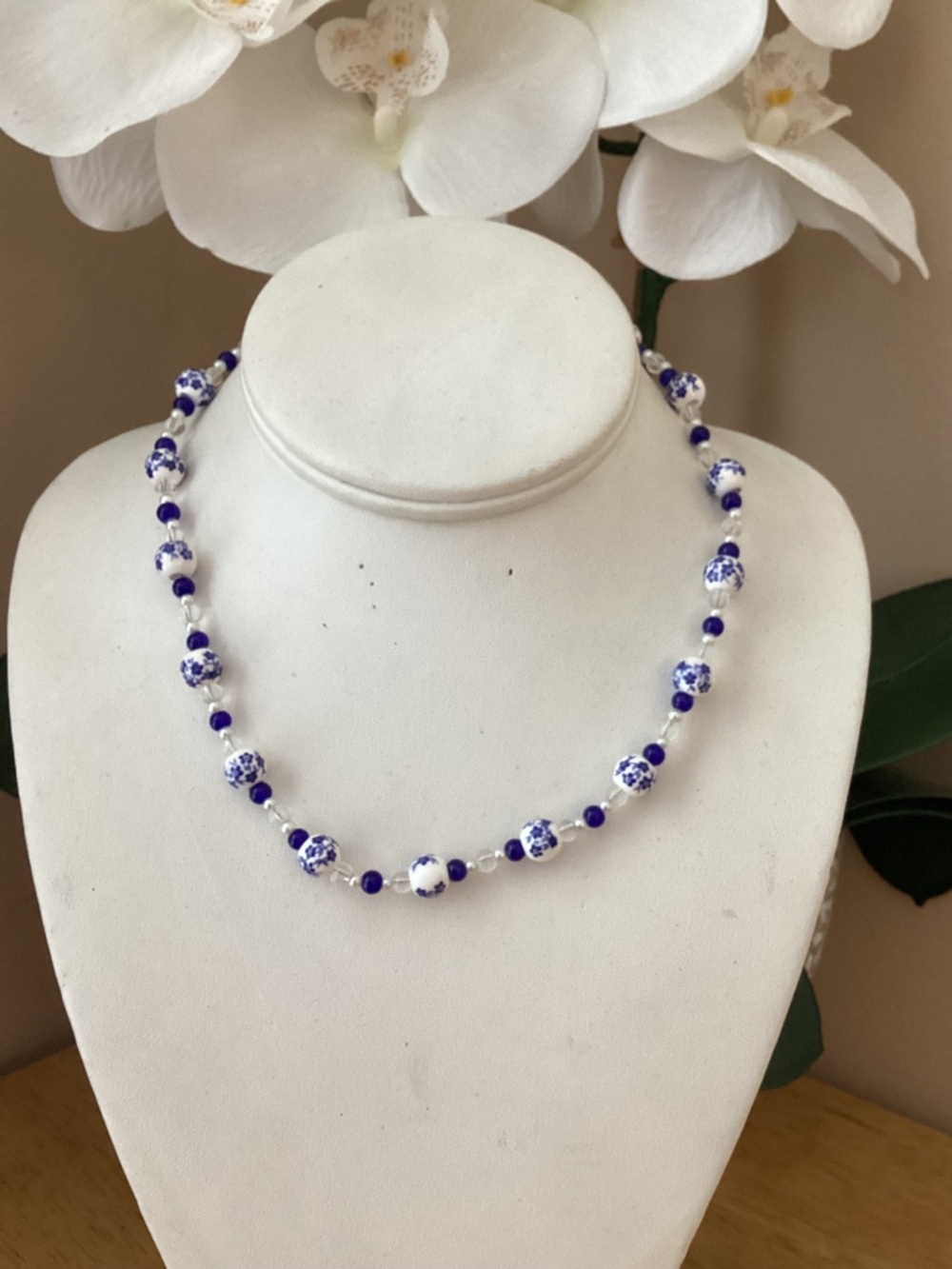 ELEGANT BLUE AND WHITE LUXURY ROUND NECKLACE